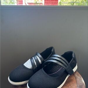 Aravon Black Slip-On Sneakers with Elastic Straps